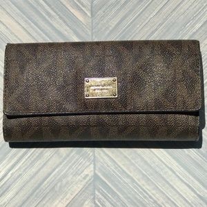 Michael Kors Billfold Pre loved/good condition.